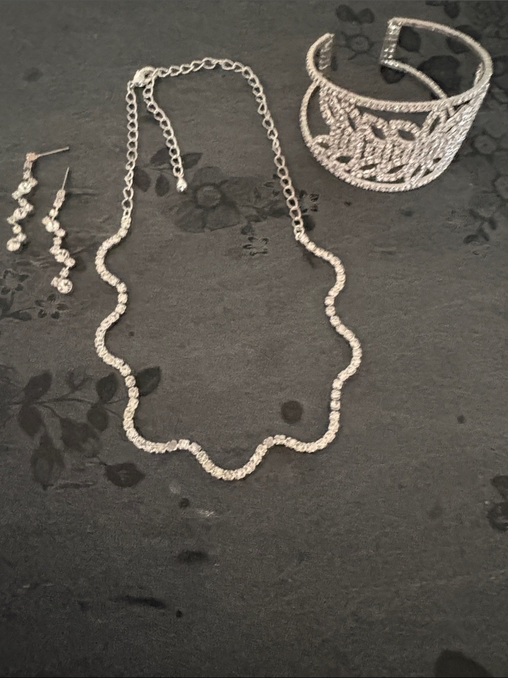 VINTAGE SILVER-TONE CRYSTAL WAVEY NECKLACE CUFF BRACELET POST EARRING SET